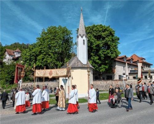 Die Prozession des Festzuges um die Sebastianikapelle.