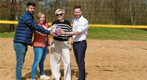 Die Rosenheimer Beachvolleyball-Koalition: (von links) Abuzar Erdogan, SPD-Fraktionsvorsitzender, CSU-Stadträtin Anita Heinlein, SPD-Stadträtin Ricarda Krüger und Daniel Artmann, Zweiter Bürgermeister. Foto Jonah Werner