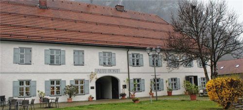 Die Sanierung der in den Jahren 1802/1803 von Johann Evangelist Linmayer errichteten „Alten Post“ in Fischbach, einem historischen Wahrzeichen der Gemeinde, wird aufgrund der angespannten Haushaltslage vorerst zurückgestellt. Bürgermeister Stefan Lederwascher betonte, dass dieses Millionenprojekt derzeit nicht realisierbar ist.Foto Steffenhagen