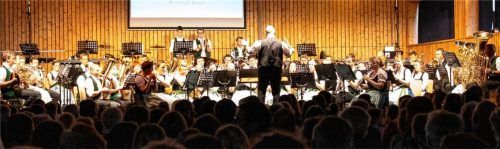 Die Schönauer Musi unter der Leitung ihres Dirigenten Sven Jungermann. Fotos re