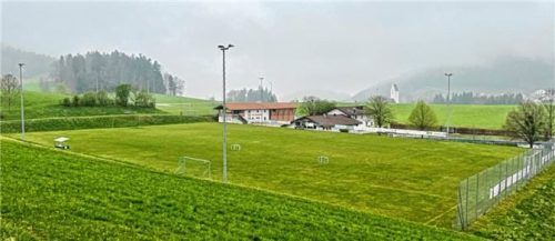 Die Sportplatzanlage in Roßholzen mit dem Hauptplatz im Vordergrund und dem Trainingsplatz im Hintergrund.Foto Deindl