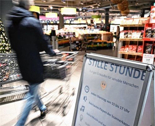 Die „Stille Stunde“ soll Einkaufen für sensible Menschen leichter machen. Wie kommt das Konzept in Rosenheim an? (Symbolbild) Foto Felix Kästle (dpa), Felix Hörhager (dpa)