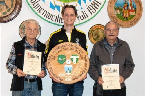 Die stolzen Sportschützen nach der Siegerehrung: (von links) Clement Schildhauer aus Tattenhausen, Markus Prinz aus Ostermünchen und Manfred Posch von Schechen-Hochstätt. Foto stache