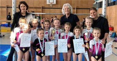 Die Trainerinnen mit einem Teil der jüngsten Turnerinnen vom TV Obing.Foto re