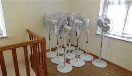 Die Ventilatoren warten im Museum auf ihren nächsten Einsatz. Es ist die einzige Möglichkeit, die Temperatur in den Räumen zumindest ein wenig zu regulieren.