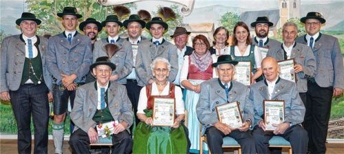 Die Vereinsführung gratulierte bei der Frühjahrsversammlung der Oberlandler sowohl den Neuzugängen und als auch den Mitgliedern, die 25 Jahre und länger dem Verein die Treue halten. Foto re