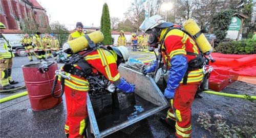 Die verkohlten Batterie-Elemente werden von der Feuerwehr in einem Wasserbad gekühlt.