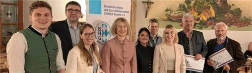 Die Vorstandschaft: (von links) Luitpold Kupferschmied, neuer Schriftführer, Hotel Happinger Hof, Rosenheim; Thomas Quiram, Regionalgeschäftsführer Oberbayern; Viktoria Zunterer, Wirtschaftsjuristin Dehoga Bayern; Theresa Albrecht, Kreisvorsitzende Kreisstelle Rosenheim und Hotel zur Post, Rohrdorf; Regina Huber, Zweite Stellvertreterin und Gasthof Großer Wirt, Bruckmühl; Rainer Lechner, Erster Stellvertreter, Aschbacher Hof, Aschbach; Magdalena Huber, neue Kassierin, Gasthof Großer Wirt, Bruckmühl; Johann Bäuerle, bisheriger Kassier und Rudi Zellner, bisheriger Erster Stellvertreter.Foto reB_ri