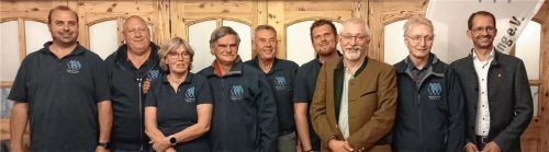 Die Vorstandschaft: (von links) Vorsitzender Robert Lössl, Zweiter Vorsitzender Manfred Prechtl, Schriftführerin Christine Hohmann, Kassier Hans Haag, Beisitzer Klaus Hohmann, Timon Paulsteiner, Markus Dick und Othmar Probst sowie Oberbürgermeister Andreas März.Foto re