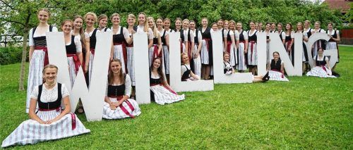 Die Willinger Dirndlschar mit ihrer Vorsitzenden Johanna Schönach (vorne) freut sich auf das Jubiläumsfest. Fotos Willinger Dirndl/Regina Kern