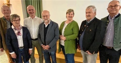 Diözesanvorsitzender Emil Schneider (rechts) dankte dem scheidenden Bezirksvorsitzenden Eberhard Häfele (links) und gratulierte den Vorstandsmitgliedern (von links) Uschi Liegl, Franz Besel, Georg Neumaier, Barbara Huber und Paul Mehlhart zur Wahl.Foto Kotter