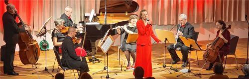 „Dolce Vita“ in voller Besetzung: (von links) Michael Stacheter, Monika Fuchs, Christoph Bencic, Martina Riedl, Stefanie Bencic, Peter Wiser und Hedwig Hanus sowie im Hintergrund Franz Reel am Flügel. Foto fuchs