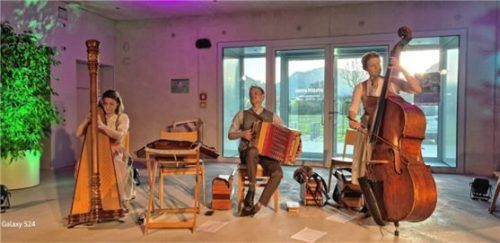 Drei Geschwister – ein Klang: Veronika Maria Schoosleitner, Hansi Auer und Katrin Auer begeisterten mit Virtuosität (von links), Herzlichkeit und einem Programm zwischen Volksmusik und Klassik das Publikum in der Dynafit Speedfactory. Foto Steffenhagen