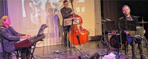 Drei Musiker, die dem Jazz genauso nahestehen, wie dem Tango: Trio-NamensgeberFacundo Barreyra (rechts) mit Kontrabassist Philip Wipfler (Mitte) und Pianist Stephan Weißleder. Foto Kreibich