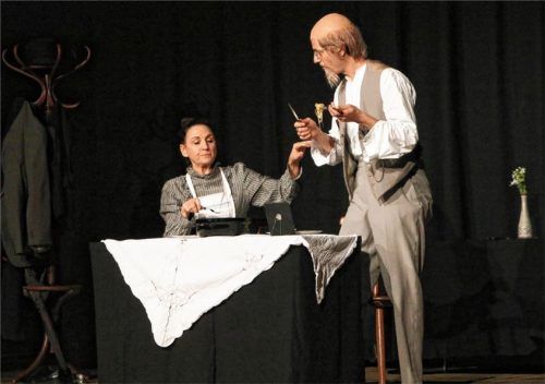 Ehekrach vom Feinsten gibt es beim „Theaterbesuch“, denn es verhakt sich nicht nur das Essbesteck im Sauerkraut. Foto LAMPRECHT