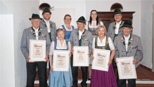 Ehrende und Geehrte: (von links) Peter Stoib senior, Zweiter Vorsitzender Florian Stoib, Marianne Irob, Kassierin Irmi Aicher, Peter Freund senior, Zweite Vorsitzende Sabine Till, Irmengard Stemmer, Vorsitzender Helmut Freund, Helmut Freund senior.Foto Hötzelsperger