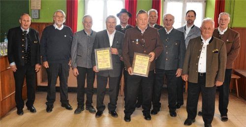 Ehrende und Geehrte: (von links) Vorsitzender Alfons Schuster, Robert Müller (25 Jahre dabei), Rupert Vodermaier (40), Andreas Hefter (Kanonier), Rupert Lindner (40), Sebastian Niedermaier (Ehrenmitglied), Zweiter Vorsitzender Josef Engelmann, Max Loferer (ehemaliges Vorstandsmitglied), Bürgermeister Christoph Vodermaier, Josef Röglinger (60), Siegfried Stuhlmüller (40). Foto Niessen
