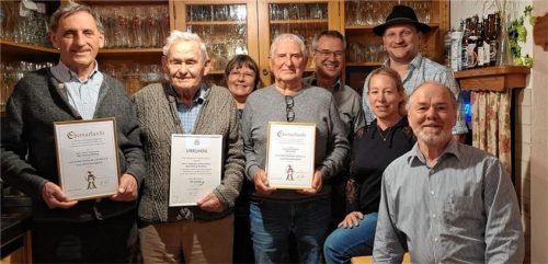 Ehrenmitglied Josef Holzmaier, Sebastian Widhammer (40 Jahre Mitgliedschaft), Zeugwartin und Zweite Kassenprüferin Claudia Tonak, Ehrenmitglied Rolf Hörnlein, Schriftführer Martin Leusser, Kassierin Eva Kunze, Vorsitzender Hans Gschwendtner und Zweiter Vorsitzender Alfred Maldoner (von links). Foto re