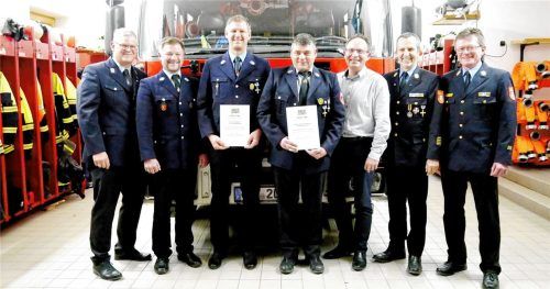 Ehrungen für langjährige Feuerwehrler: (von links) Vorsitzender Thomas Bartsch, Kommandant Peter Bauer, die beiden Geehrten Josef Bauer und Andreas Steinberger, Bürgermeister Daniel Mair, Kreisbrandrat Richard Schrank und Kreisbrandmeister Stefan Pfliegl. Foto Hötzelsperger