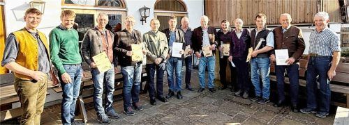 Ehrungen für langjährige und ausgeschiedene Jagdvorstände im Landkreis Rosenheim gab es durch Vorsitzenden Franz Schnaier (links) und Zweiten Vorsitzenden Thomas Schwaiger (rechts).Foto Hötzelsperger
