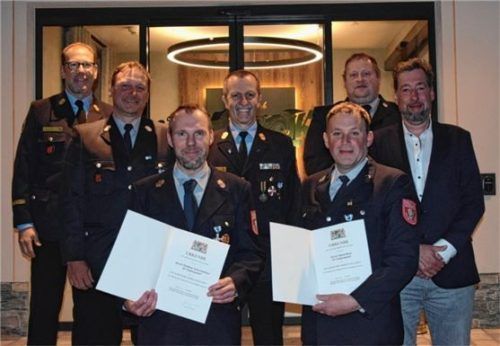 Ehrungen: (von links) Kreisbrandmeister Joachim Buchmann, Kommandant Hans Bichler junior, Matthias Schweinsteiger (25 Jahre), Kreisbrandrat Richard Schrank, Simon Boser (25 Jahre), Vorsitzender Magnus Waller, Bürgermeister Dr. Matthias Bernhardt. Foto Buchauer