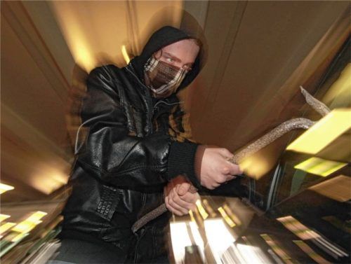 Ein oder mehrere Täter waren in der Nacht auf 31. Dezember 2024 in Kematen in ein Auto eingebrochen (Symbolbild) und hatten dort Partyeinnahmen des Grama-Vereins in Höhe von mehr als 25000 Euro entwendet. Foto Imago