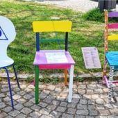 Farbenfrohe Stühle werben für Selbsthilfe