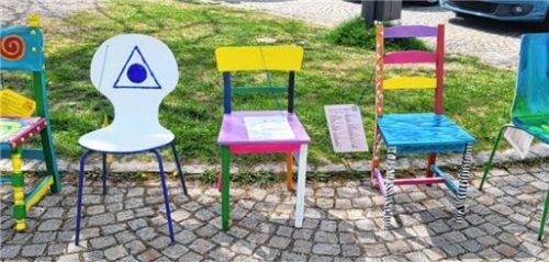 Ein Platz zum Zuhören und Verstandenwerden: 57 bunte Stühle im Landkreis Rosenheim setzen ein sichtbares Zeichen für gelebte Selbsthilfe.Foto Karin Woltmann
