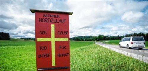 Ein Protestschild mit der Aufschrift „Brenner Nordzulauf - Der gelbe Tod für unsere Heimat“ einer Bürgerinitiative steht auf einer Wiese der geplanten Bahntrasse. Foto dpa