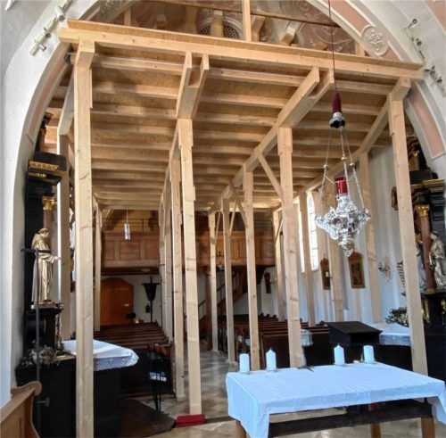 Ein provisorisches Stützgerüst im Inneren der Unterlauser Kirche bannt die Gefahr und lässt die Feier von Gottesdiensten wieder zu.