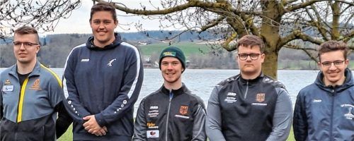Ein winziger Zentimeter entschied den Junioren-Bezirkspokal im Weitenwettbewerb zuungunsten von Maximilian Mayer und zugunsten von Kilian Reschberger. Dahinter folgten Korbinian Grill, Luca Rehrl und Lukas Mayer (von links).Foto Kamhuber