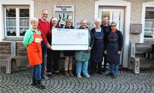 Eine Abordnung der Kolbermoorer Frauen übergab den Scheck an die Mitarbeiter der Tafel. Foto re