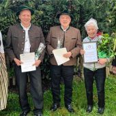 Silbernes Ehrenzeichen für Kerzenkünstlerin