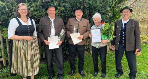 Eine besondere Ehrung (von links): Pfarrgemeinderatsvorsitzende Barbara Huber, Stefan Posch, Franz Kink, Barbara Brunnhuber, Kirchenpfleger Josef Mark.Foto Engelsberger