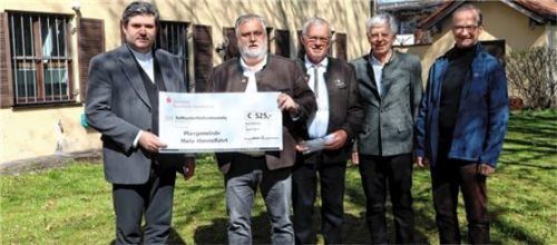 Eine Spende von 525 Euro nahm Pfarrer Philipp Kielbassa von den Vorsitzenden Markus Seemann, Bernhard Kreuz und Karl Janssen und Kassier Stefan Kell entgegen.Foto Strim