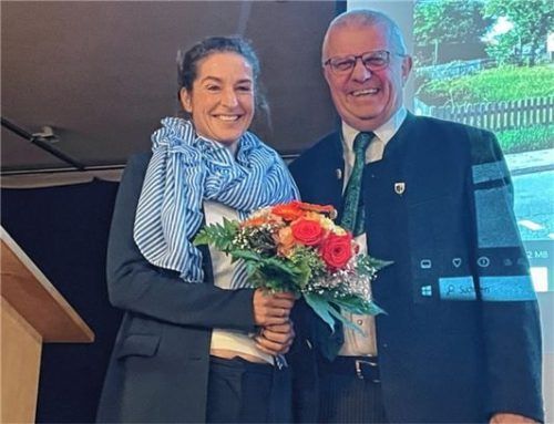 Einen Willkommensgruß überreichte Bürgermeister Bernhard Summerer der neuen Schulrektorin Tanja Laukemper. Fotos Kirchner