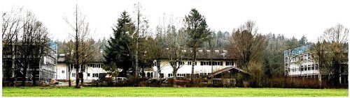 Eingerahmt von Containern: Das Gut Spreng zwischen Riedering und Lauterbach kann künftig etwa 180 Asylbewerber beherbergen. Foto Reisner