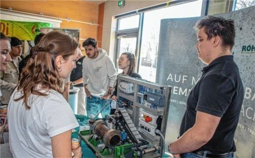 Einige Betriebe stellten auch Maschinen aus, um Informationen an die interessierten Schüler zu vermitteln.