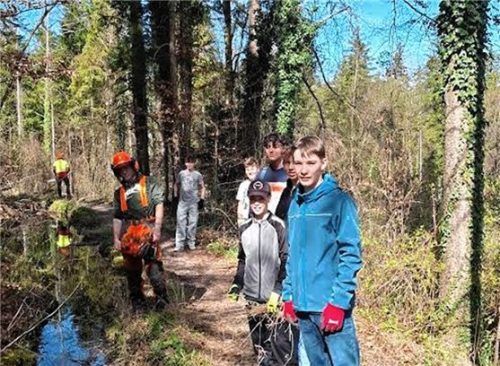Einige der Teilnehmer an der Aktion saubere Landschaft 2025 am Goldbachweg. Foto SV vAGEN