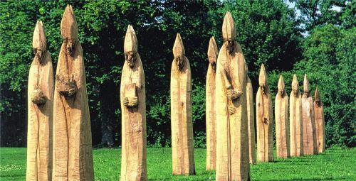 „Einzug der Bischöfe“: 30 Menschenbilder von Bildhauer Andreas Kuhnlein sind ab dem morgigen Sonntag auf der Burganlage in Burghausen zu sehen. Giesen