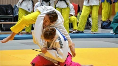 Elisabeth Gambos vom KSV Bad Aibling siegte in diesem Kampf mit einem tiefen Schulterwurf.Foto re