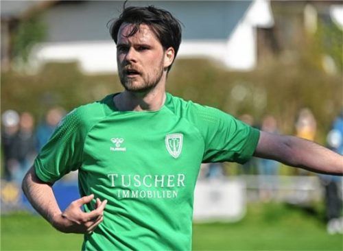 Emmerings Marinus Riedl hat das erste Tor im Spitzenspiel gegen die SB/DJK Rosenheim erzielt.Foto Franz Ruprecht