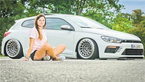 Entbehrung für den Traumwagen: Um sich das Lieblingsauto leisten zu können, würden vor allem jüngere Menschen bei ihren sonstigen Ausgaben für Reisen, Freizeit und Mode sparen oder sogar einen Zweitjob annehmen.Foto Imago