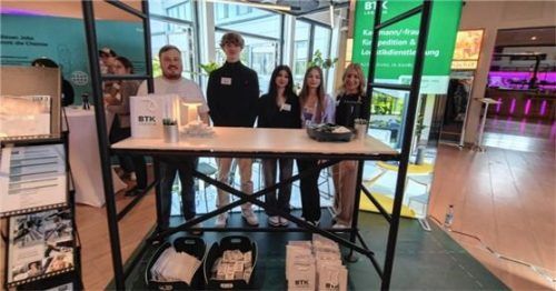 Erklären den Messebesuchern, was den/die Kaufmann/-frau für Spedition und Lagerlogistik ausmacht: Franziska Seebacher (rechts) und ihr Team von BTK Logistik. Foto Görlitz