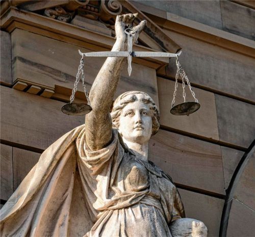 Ein Rosenheimer (54) soll die Tochter (16) seiner Lebensgefährtin, die in Wasserburg wohnt, missbraucht haben. Der Angeklagte muss sich nun vor Gericht dafür verantworten. Foto dpa/picture alliance/Stefan Puchner