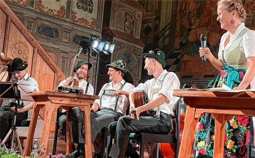 Es gab auch viel zu lachen: Sprecherin Regina Wallner (rechts) und die „Oberboarische Soatnmusi“. Foto Janecka