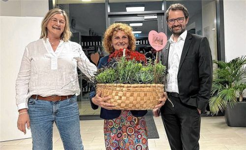 Es war ein emotionaler Abschied von Gitti Köhler-Blaha (Mitte) im Rathaus: Die Chefsekretärin tritt in den Ruhestand und wurde unter anderem von Bürgermeister Johannes Zistl und Gemeinderätin Elisabeth Steingraber verabschiedet. Foto Ortsliste Vagen