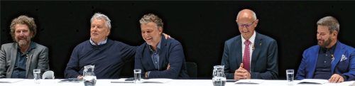 Festspielpräsident Hans Peter Haselsteiner (Zweiter von links) herzt den Intendanten Jonas Kaufmann (Mitte), dazu freuen sich Chefdirigent Asher Fisch (ganz links), Sängerberater Ilias Tzempetonidis (ganz rechts) und Tirols Landeshauptmann Anton Mattle. Foto janka