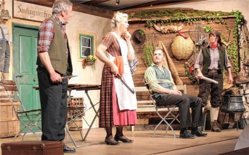 Finstere Pläne schmieden Hallimasch (Andi Weyerer, links) und Pfeifn-Paula (Christine Dräxl) gemeinsam mit Tochter Lia (Christl Weyerer, rechts), um einen ahnungslosen Gast (Peter Oberauer) auszunehmen. Doch was als einfacher Raub beginnt, entwickelt sich rasch zu einer turbulenten Szene voller überraschender Enthüllungen.Foto Steffenhagen