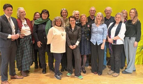 Florian Englert (links), Geschäftsführer der Veranstaltungs- und Kongress GmbH Rosenheim, mit einem Teil der engagierten Titanic-Crew.Foto  VKR